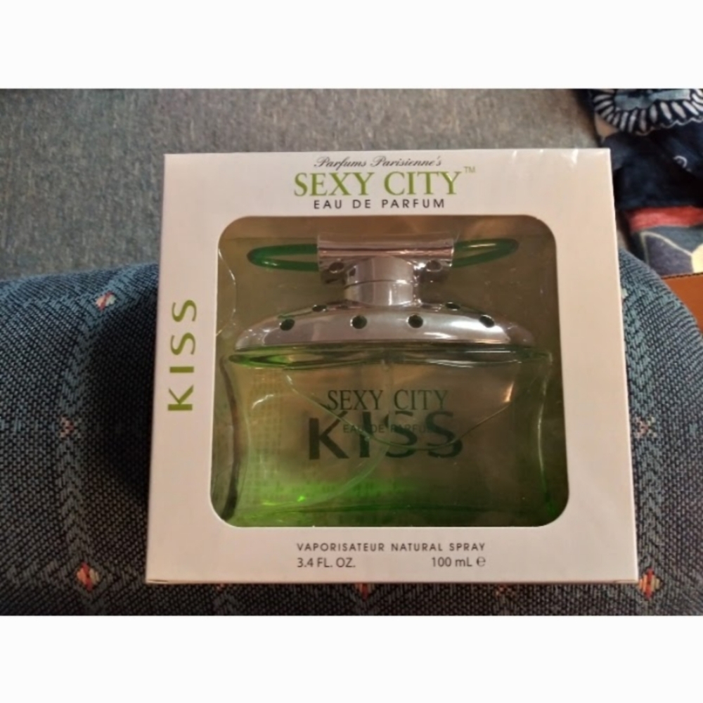 New Sex in the city Kiss perfume 3.4 oz